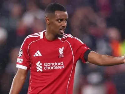 Arne Slot tiết lộ lý do ‘sốc’ khi rút Isak sớm: ‘Không muốn lãng phí quyền thay người’