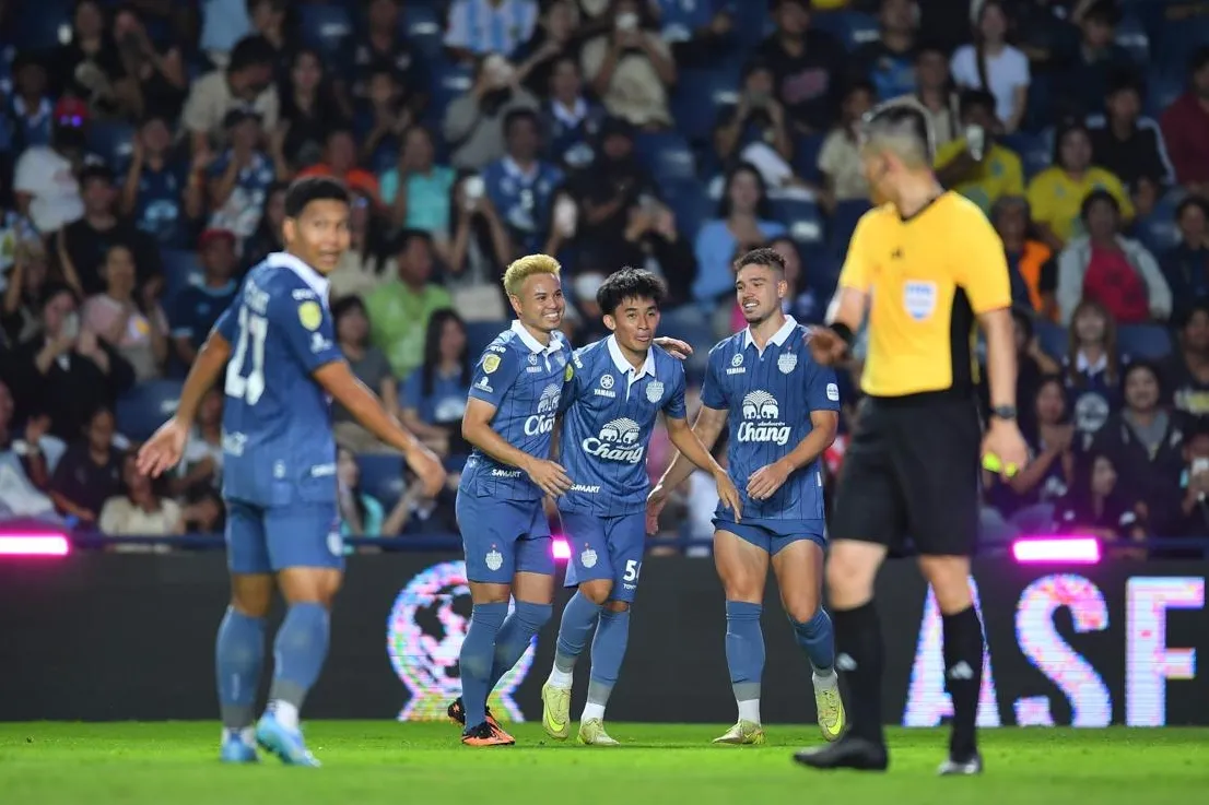 Buriram United giành ngôi nhất bảng A Buriram United gianh ngoi nhat bang A