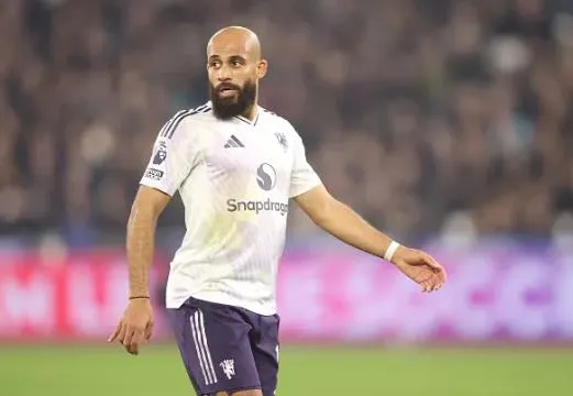 Bryan Mbeumo dang toa sang trong mau ao MU.