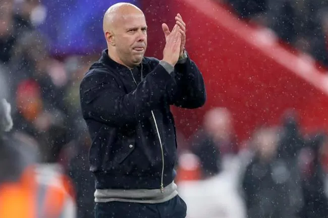 HLV Arne Slot khen ngoi cac hoc tro sau tran thua PSG.