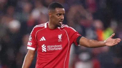 Arne Slot tiết lộ lý do 'sốc' khi rút Isak sớm: 'Không muốn lãng phí quyền thay người' 1